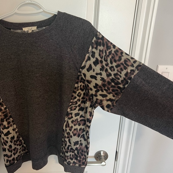 NWT Easel Two Tone Plush Pullover - Picture 5 of 6